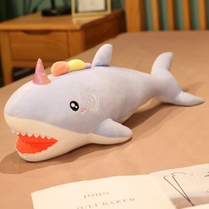 Violet_jouet-en-peluche-geant-colore-licorne-re_variants-2-min.jpg Peluche géante requin