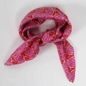 a25e306de79291e327dcf18d58e2bfc2ab198487267d7885fbdb4883556c15a9.webp Mini foulard en soie Plumeria fuschia