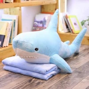blue-with-blanket_grand-requin-en-peluche-de-russie-60-140_variants-3-min.jpg Peluche géante requin bleu clair