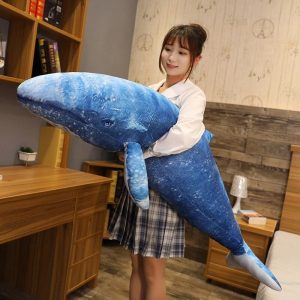 peluche-baleine-bleue-55-70-cm-animaux-m_main-1-min-1.jpg Peluche géante baleine 70 cm