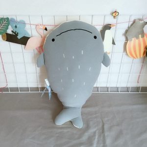 peluche-ours-renard-baleine-oiseau-de-me_main-3-min-2.jpg Peluche géante baleine grise