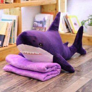 purple-with-blanket_grand-requin-en-peluche-de-russie-60-140_variants-2-min-1.jpg Peluche géante requin violet