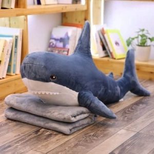 shenlan-with-blanket_grand-requin-en-peluche-de-russie-60-140_variants-0-min.jpg Peluche géante requin bleu foncé